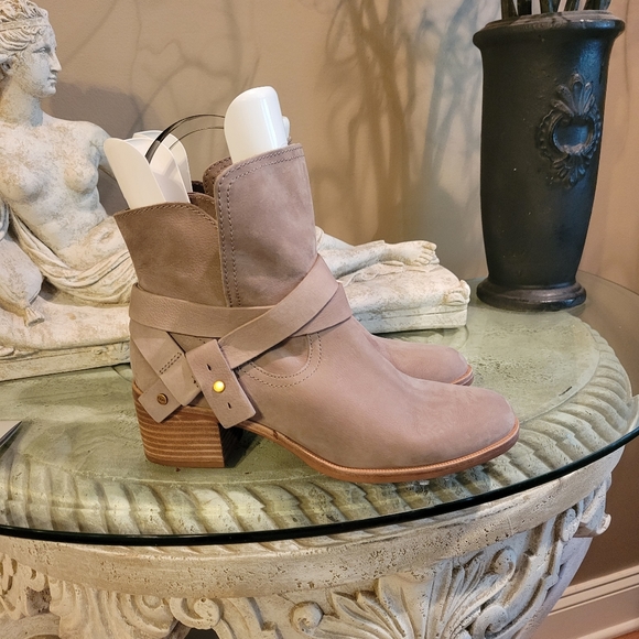 Ugg Elora Suede Ankle Boot in Nubuck size 8.5 #457 - Picture 6 of 16